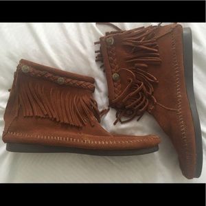 Minnetonka Moccasins Fringe Boots ~ Like New